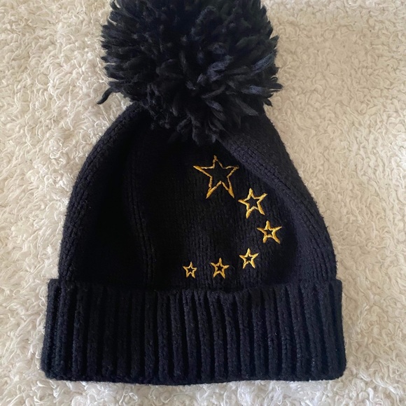 winter hat with pom pom - Picture 1 of 3
